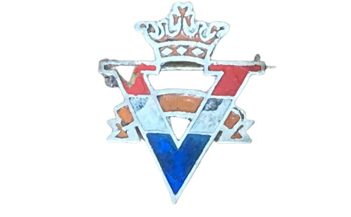 V speldje in rood, wit, blauw met oranje kroon