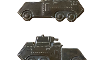 Een set reünie speldjes van het Eskadron Pantserwagens