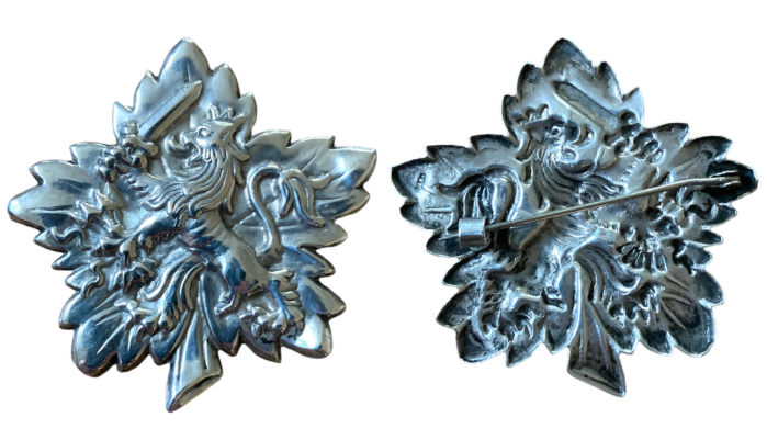 Herdenkingsspeld van het Dutch National Battalion dat onder Canadese vlag een bijdrage leverde aan de bevrijding van Nederland in 1945.