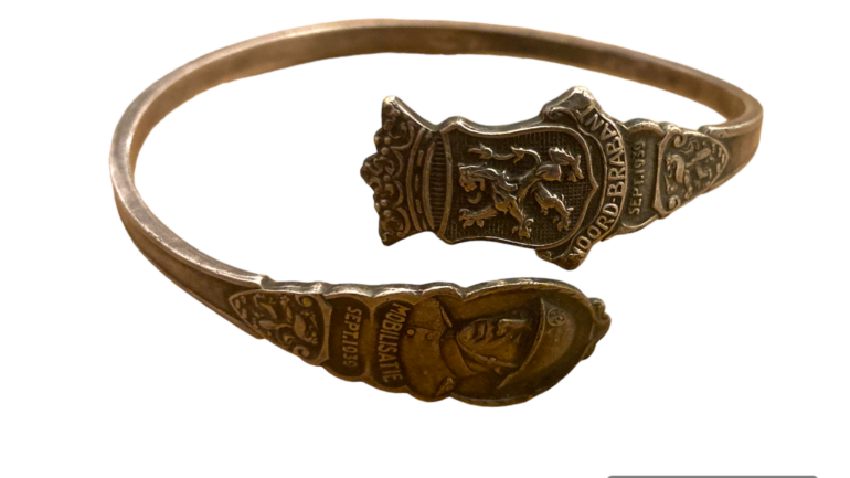 Armband met het Wapen van Noord Brabant uit de Mobilisatie sept 1939 serie met de gehelmde soldaat