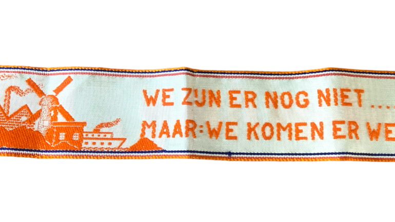 Boekenlegger gemaakt door onderduikers. We zijn er nog niet, maar we komen er wel stil verzet.