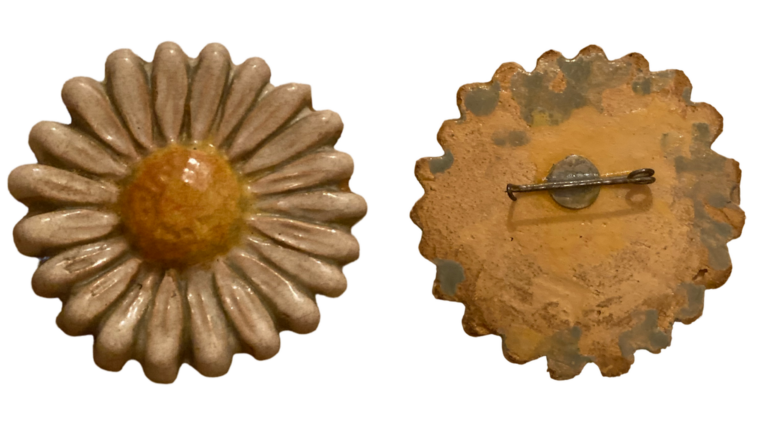 Prachtige margriet broche van Aardewerk stil verzet 1943 wo2