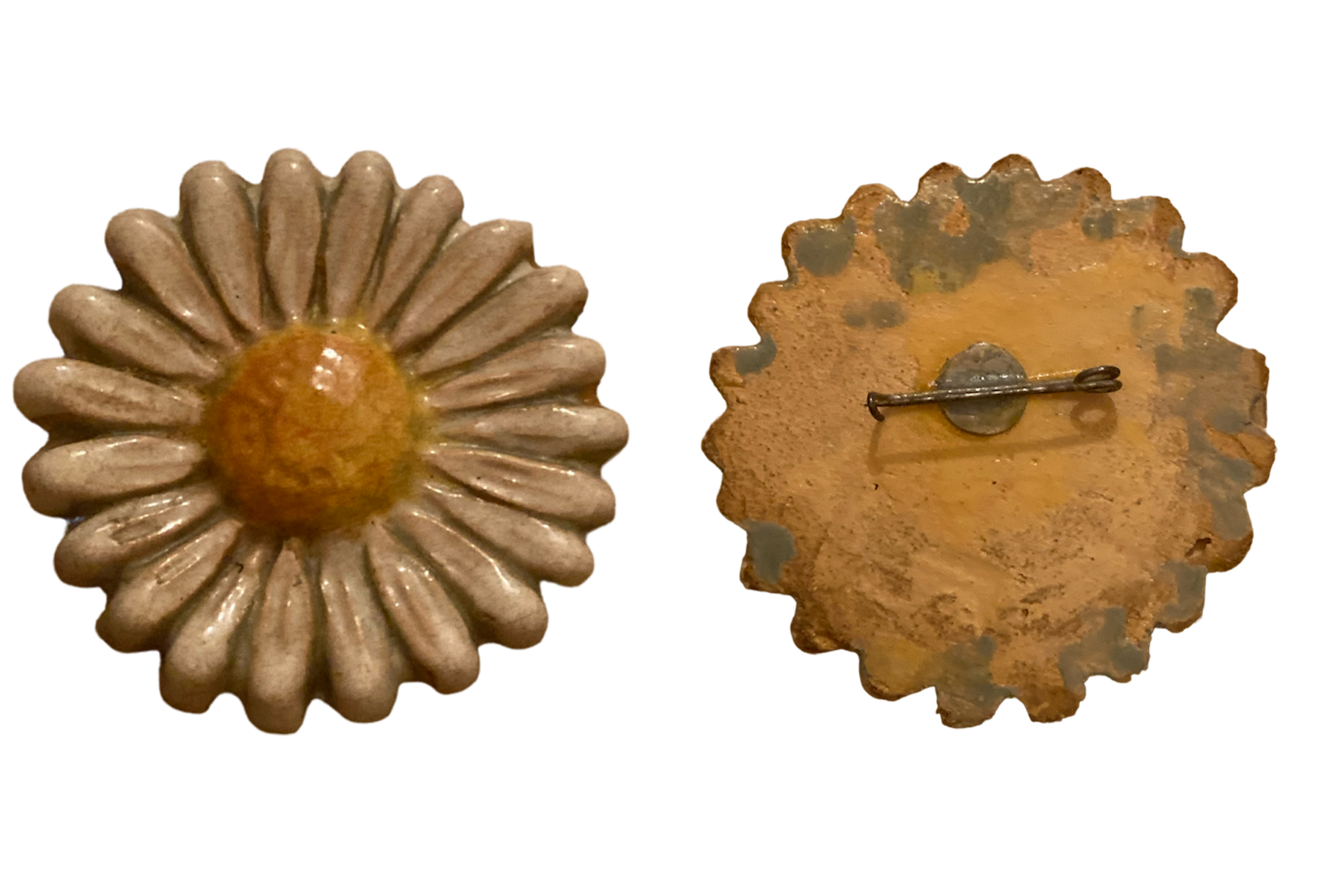 Margriet broche van aardewerk stil verzet