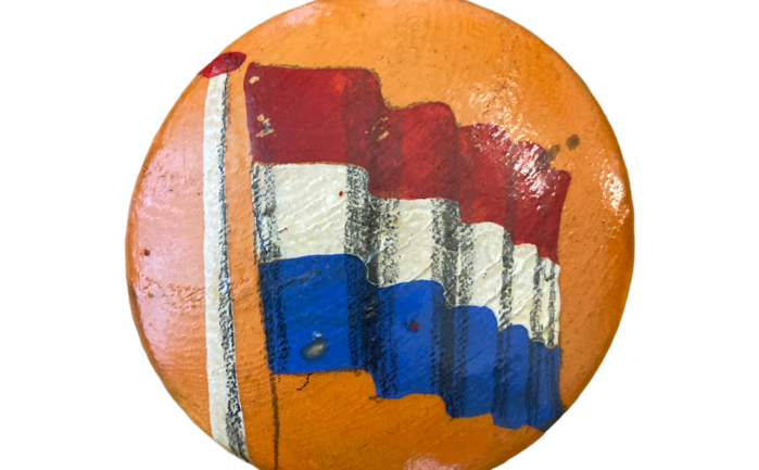 Houten broche bevrijding mei 1945