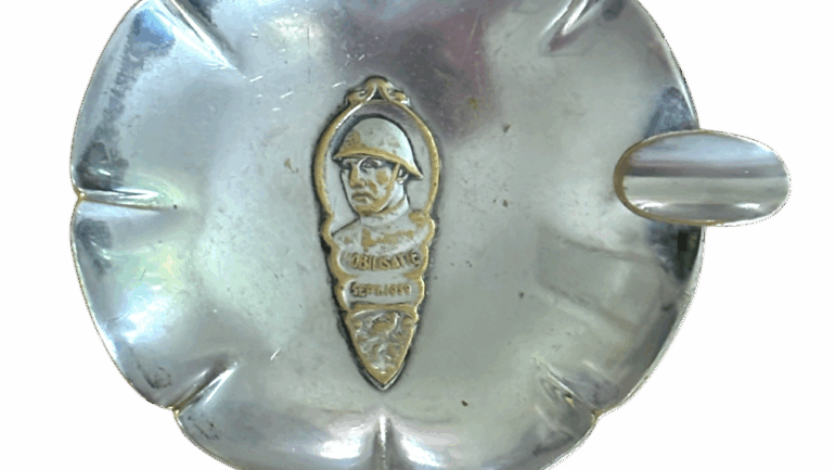 kleine asbak mobilisatie sept 1939 serie gehelmde soldaat