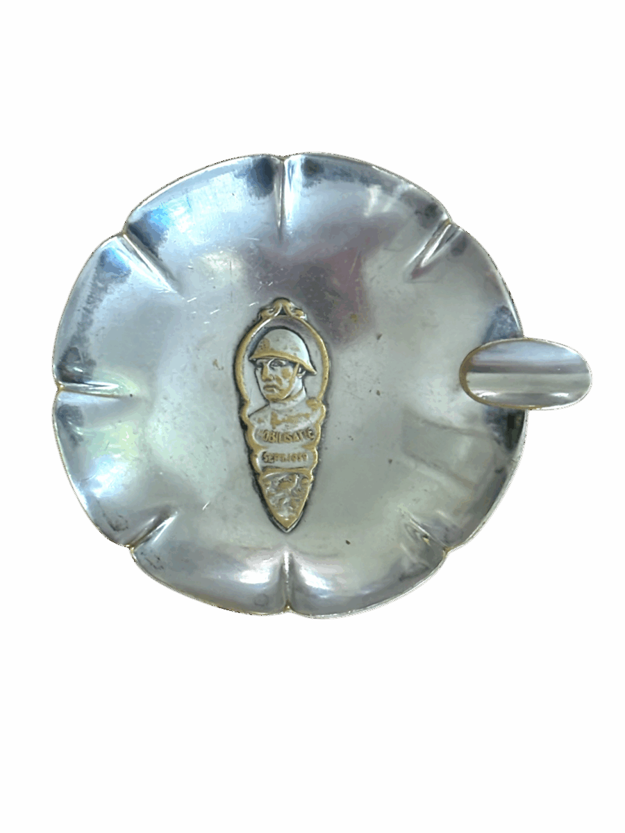 Asbakje Mobilisatie sept 1939 serie gehelmde soldaat