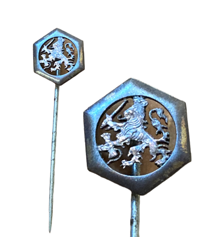 Speldje Nederlandse Leeuw van uitgezaagde halve cent munt